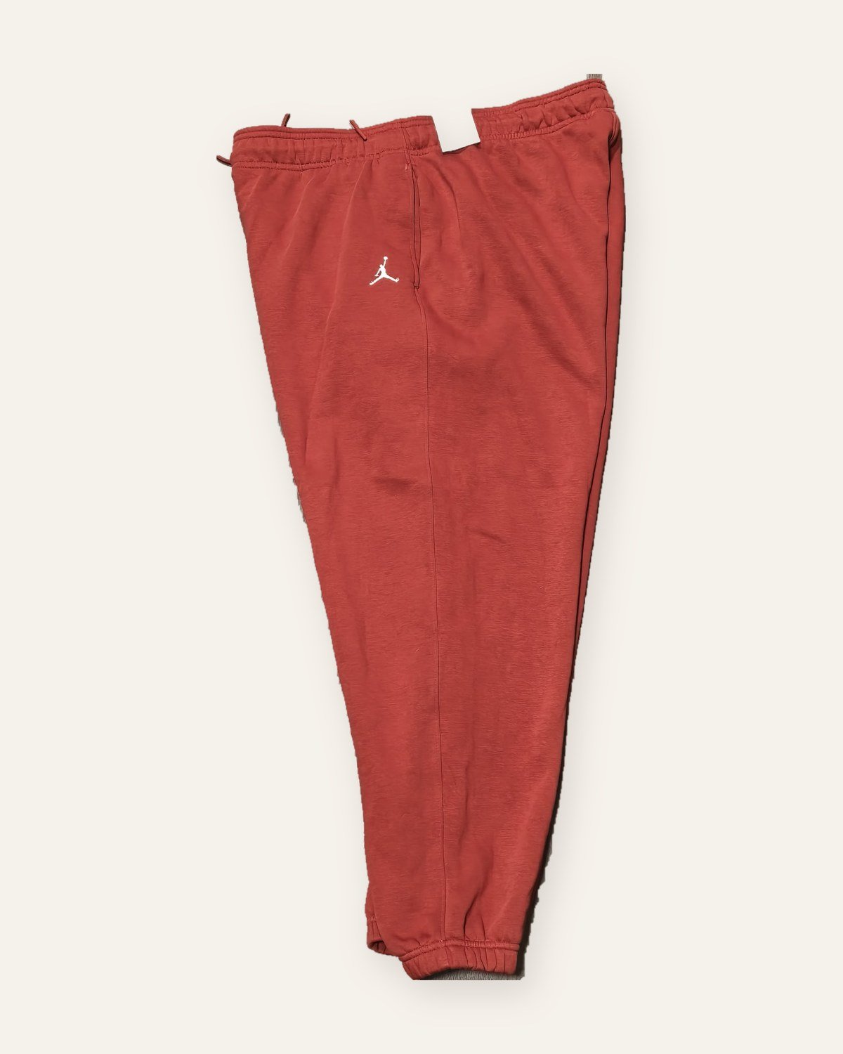 Jordan Brooklyn fleece trousers rust red – side view with Jumpman logo