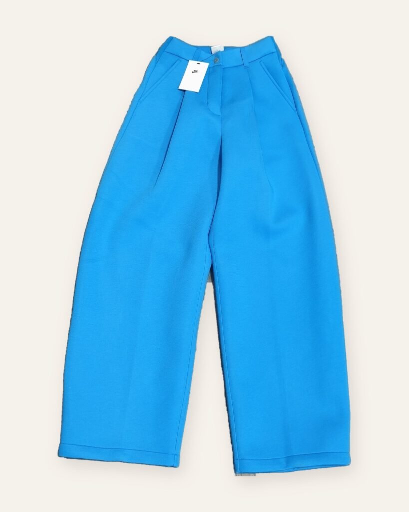 Nike wide-leg pleated fleece trousers in bright blue – front view