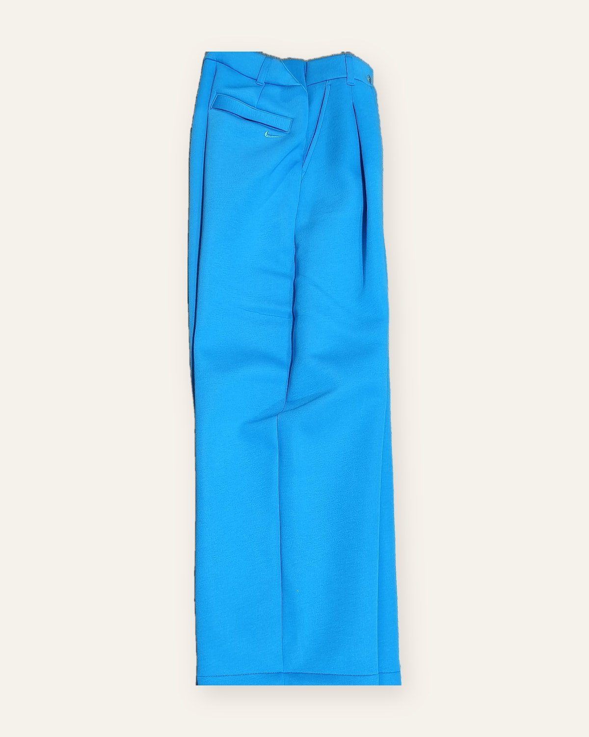 Nike wide-leg fleece trousers blue – side view with back pocket and embroidered Swoosh