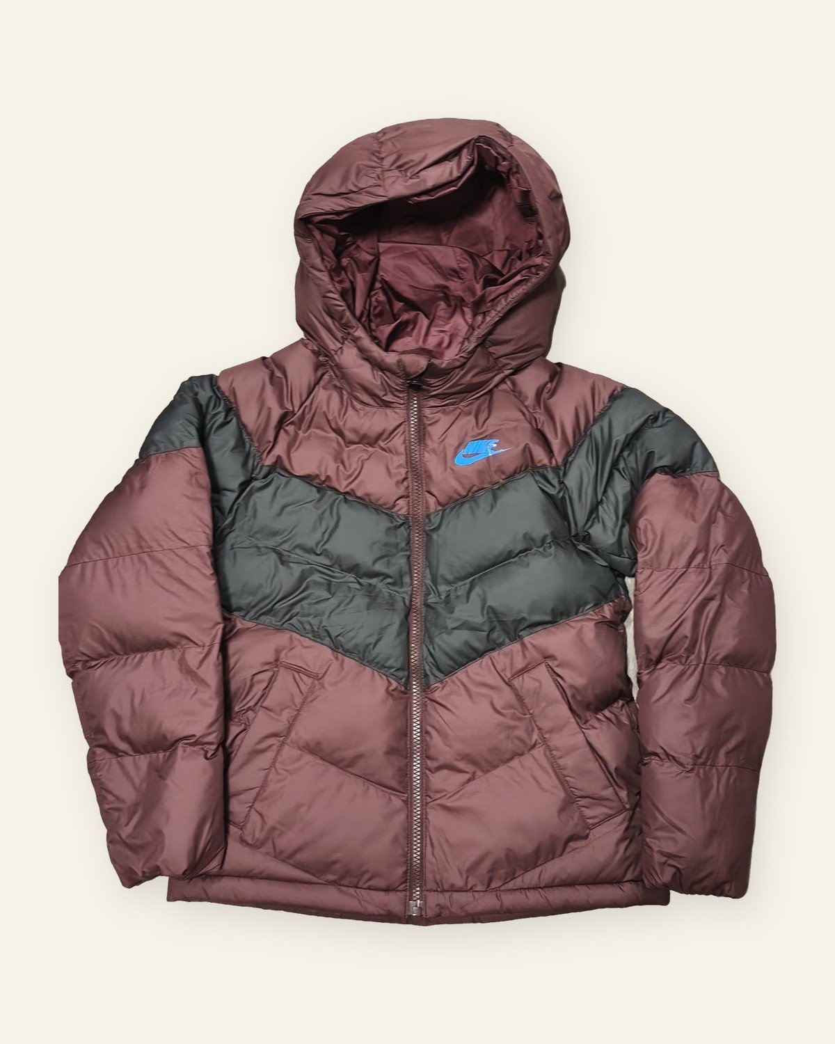 Nike Sportswear Older Kids' Synthetic-Fill Hooded Jacket, Burgundy/Black – front view